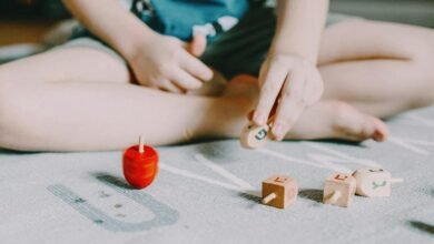 play the dreidel game